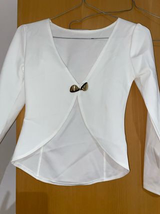 Camisa blanca con detalle dorado