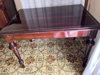 Mesa antigua de madera oscura