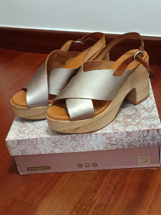 Sandalias con color bronce  y marrones