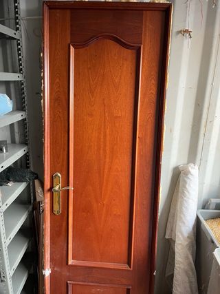 Puerta de madera con cristal