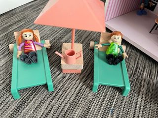 Casa de muñecas de madera con accesorios