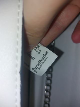 Bolso blanco con cadena