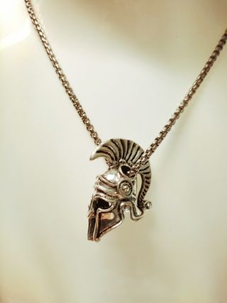 Collar con colgante de casco de hoplita