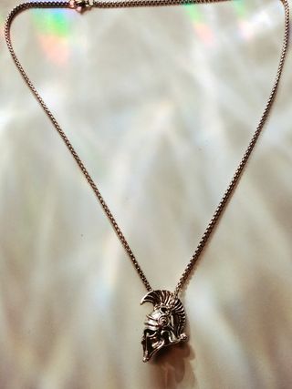 Collar con colgante de casco de hoplita
