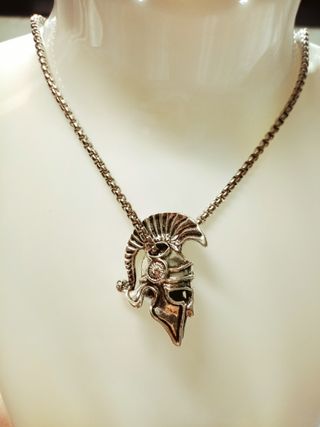 Collar con colgante de casco de hoplita