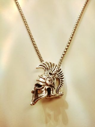 Collar con colgante de casco de hoplita