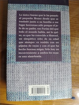 El niño con el pijama de rayas