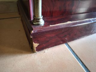 Vitrina con estantes de cristal