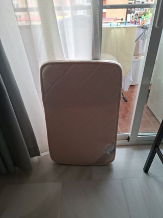 Colchón cuna 74 cm de largo y 48 cm de ancho.