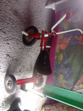 Triciclo rojo antiguo