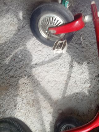 Triciclo rojo antiguo