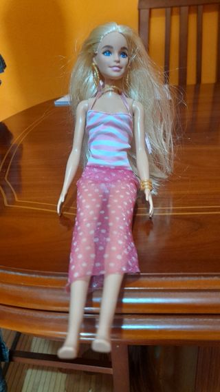 Muñeca Barbie con vestido rosa y blanco