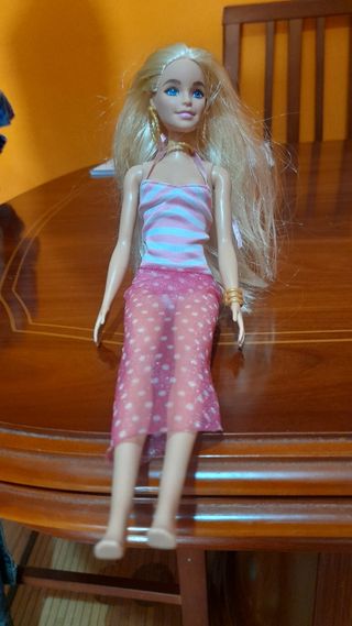 Muñeca Barbie con vestido rosa y blanco
