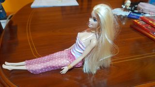 Muñeca Barbie con vestido rosa y blanco