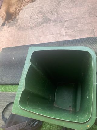 Cubo de basura verde