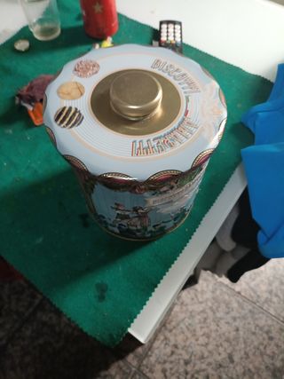 Lata de galletas decorada en relieve nueva