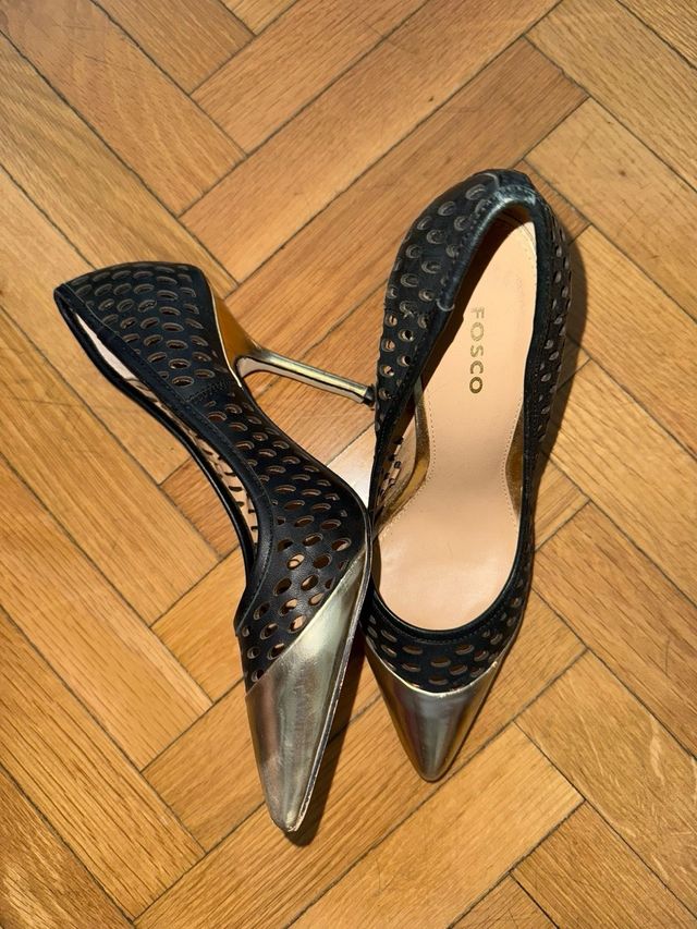 Zapatos de tacón negros y dorados