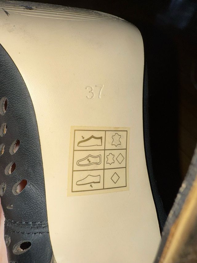 Zapatos de tacón negros y dorados