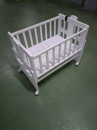 Minicuna blanca con ruedas