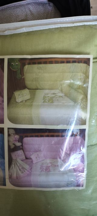 Edredon y protector de cuna con animales bordados