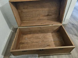 Baúl de madera rústico.