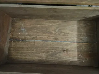 Baúl de madera rústico.