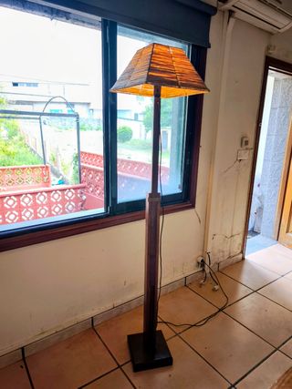 Lámpara de pie de madera y paja