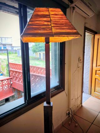 Lámpara de pie de madera y paja