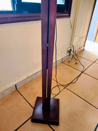 Lámpara de pie de madera y paja