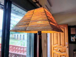 Lámpara de pie de madera y paja