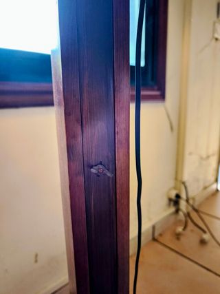 Lámpara de pie de madera y paja