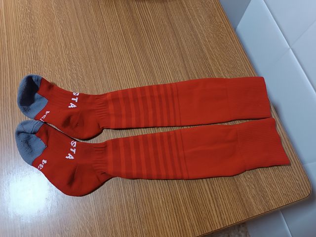 Calcetas de fútbol rojas