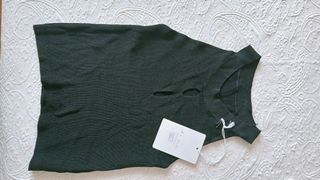 Top negro con aberturas talla S