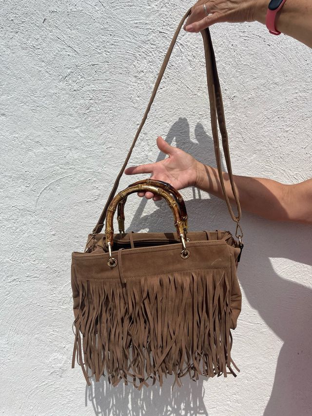 Borsa marrone con frange e manici in bambù