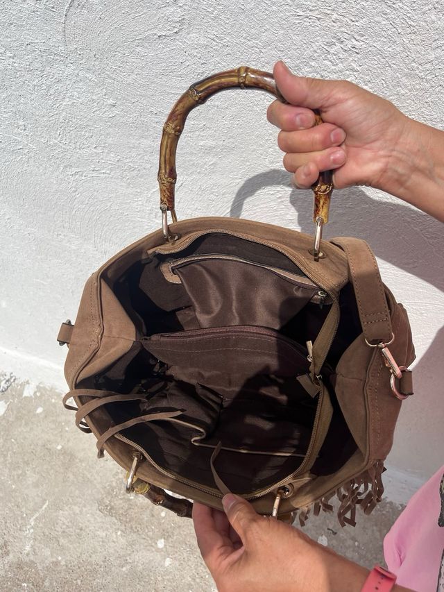 Borsa marrone con frange e manici in bambù