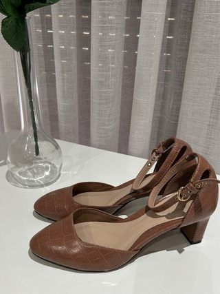 Zapatos de tacón marrones con correa