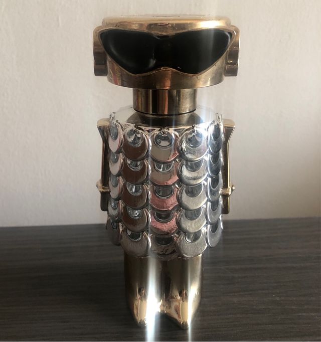 Frasco vacío robot dorado y plateado