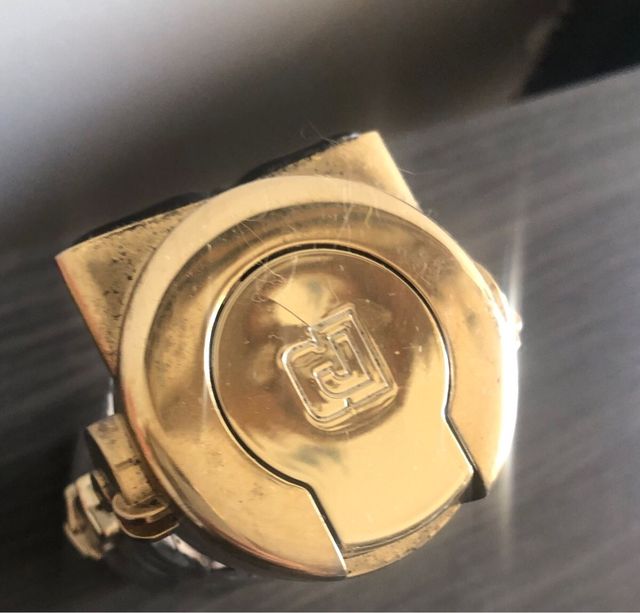 Frasco vacío robot dorado y plateado