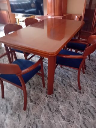 MESA EXTENSIBLE Y 6 SILLONES COMO NUEVOS, CARTAGEN