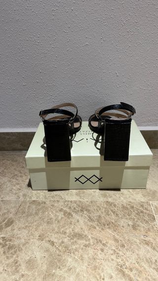 Sandalias negras tacón efecto piel
