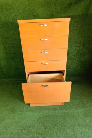 Cómoda de madera naranja con tiradores plateados