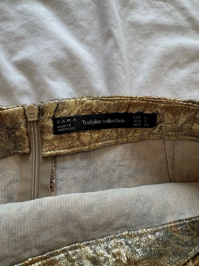 Falda Zara dorada efecto arrugado