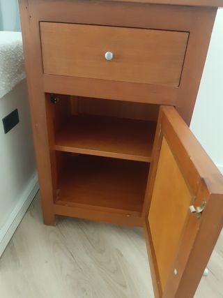 Mesita de noche madera y ratán