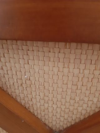 Mesita de noche madera y ratán