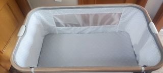 Cuna de bebé gris con ruedas