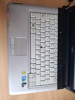 Portátil Fujitsu Windows 7 con cargador