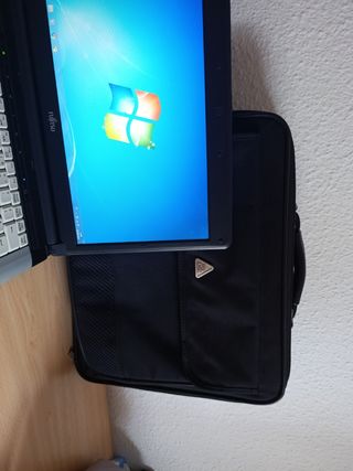 Portátil Fujitsu Windows 7 con cargador