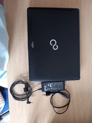 Portátil Fujitsu Windows 7 con cargador