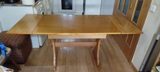 Mesa de comedor de madera