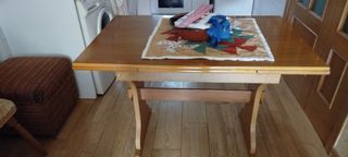 Mesa de comedor de madera
